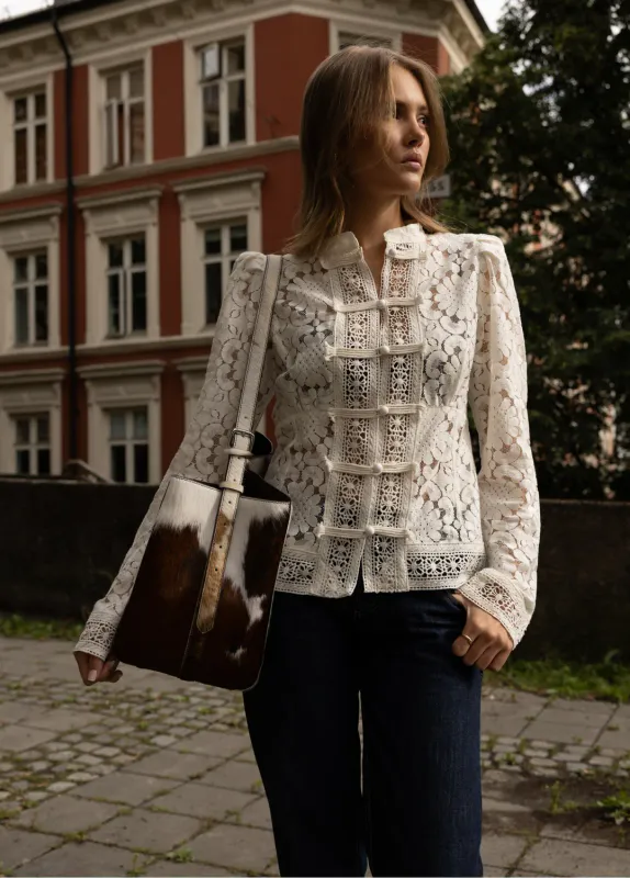 Amora Blouse Chantilly Lace